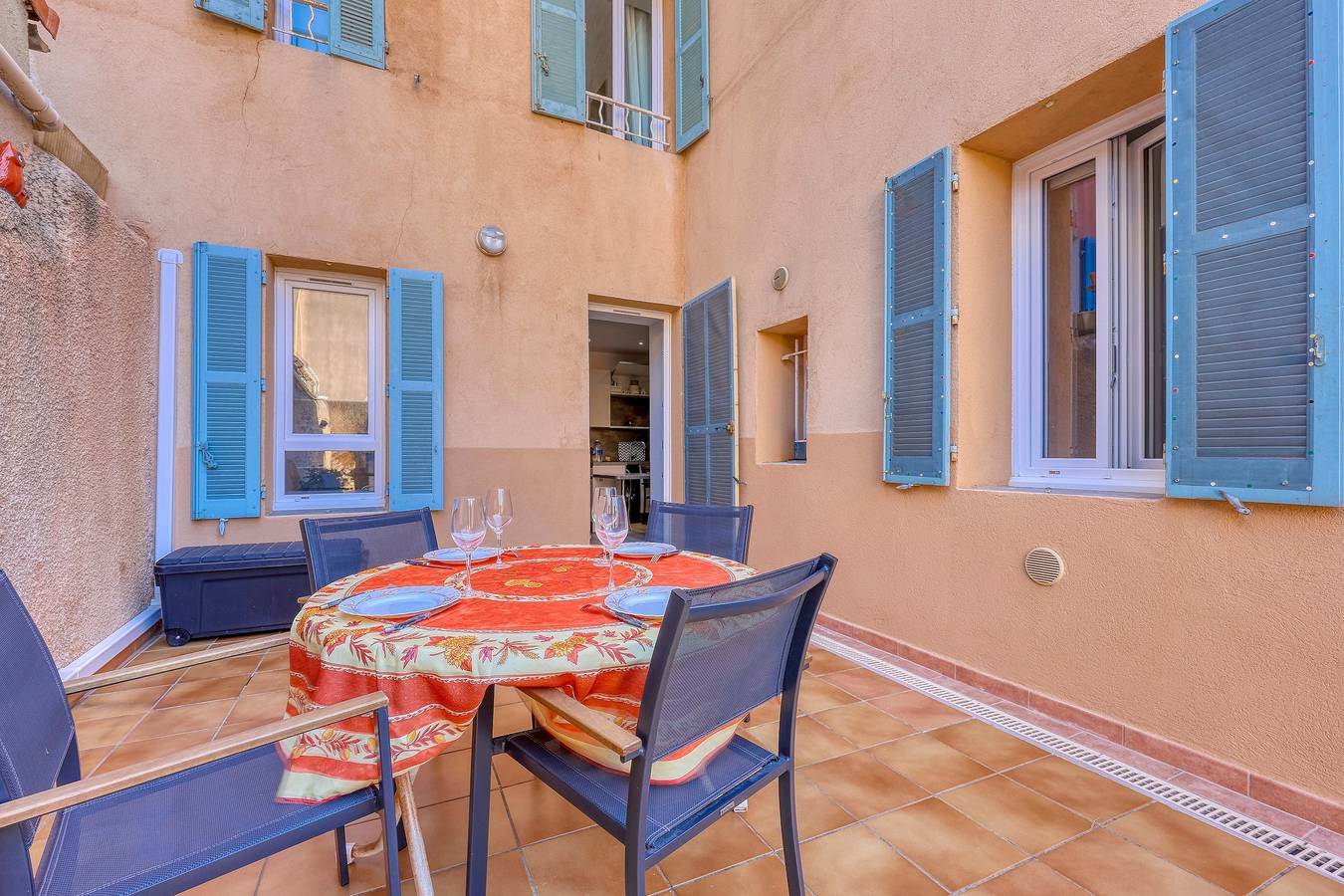Appartement entier, Le Patio du Port - Appt climatisé avec jardin in Sanary-sur-Mer, Côte méditerranéenne (France)