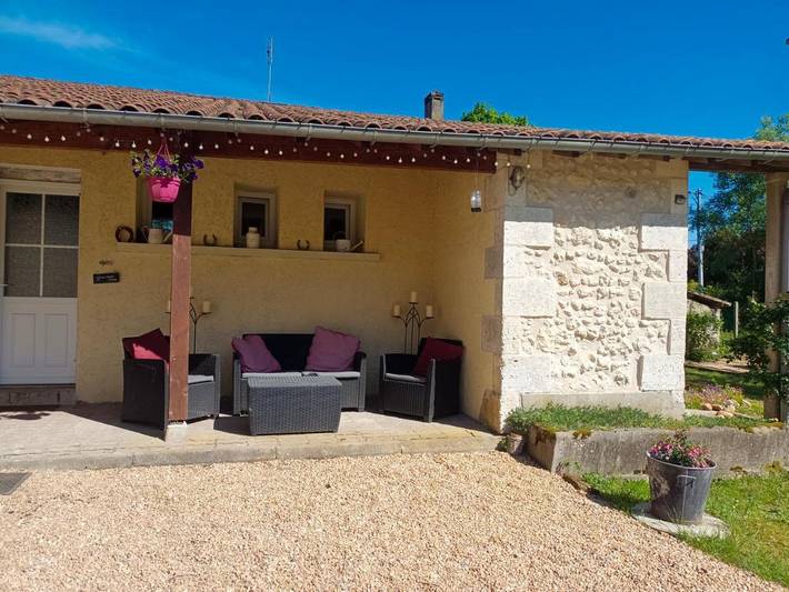 Gîte pour 12 personnes, avec vue ainsi que terrasse et jardin à Petit-Bersac