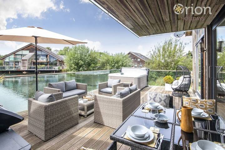 Cottage for 8 people, with terrace and hot tub, with pets in The Cotswolds