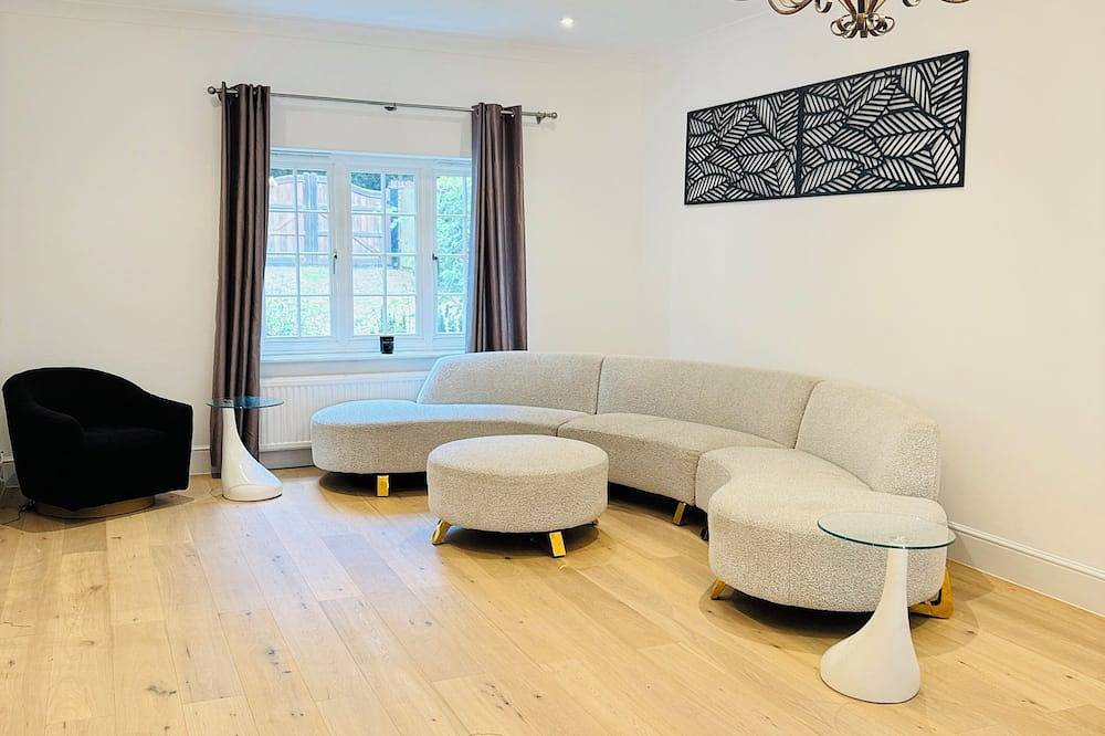 Luxury Ascot Escape- Private Indoor Heated Pool & Wellness Spa in Sunningdale, Berkshire