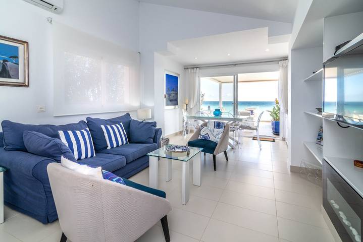 Maison de vacances "Beach-Front Bahía Dorada" avec vue sur mer, piscine partagée et Wi-Fi in Bahía Dorada, Estepona