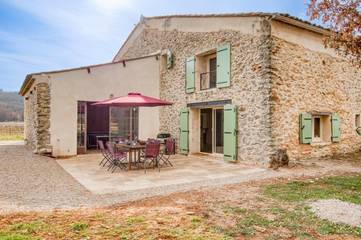 Gîte pour 8 personnes, avec terrasse et jardin ainsi que jacuzzi et piscine à Artigues (Var)