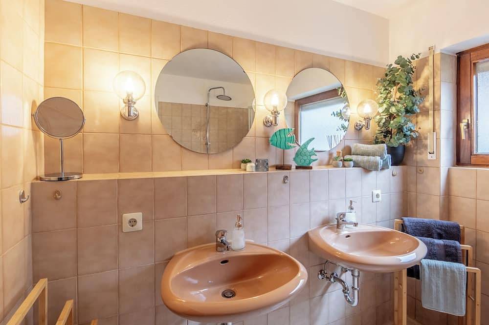 Ganze Wohnung, Fewo Seelilie für bis zu 4 Personen, in nur 200 m zum See in Moos, Untersee