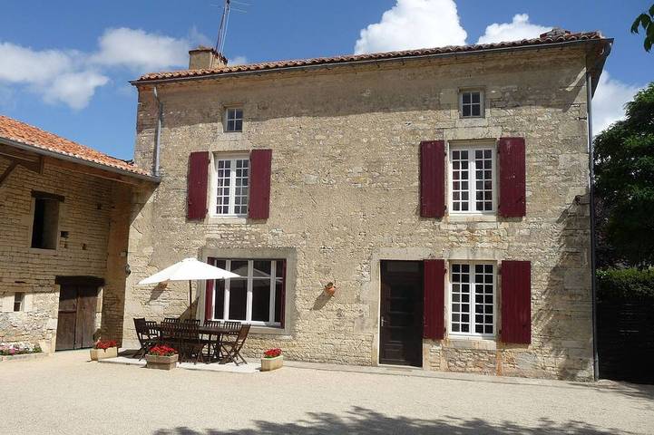 Gîte pour 10 personnes, avec jardin et piscine à Fouqueure