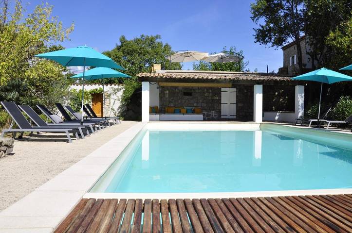 Maison d’hôte pour 4 personnes, avec Balcon et Terrasse ainsi que Jardin et Piscine