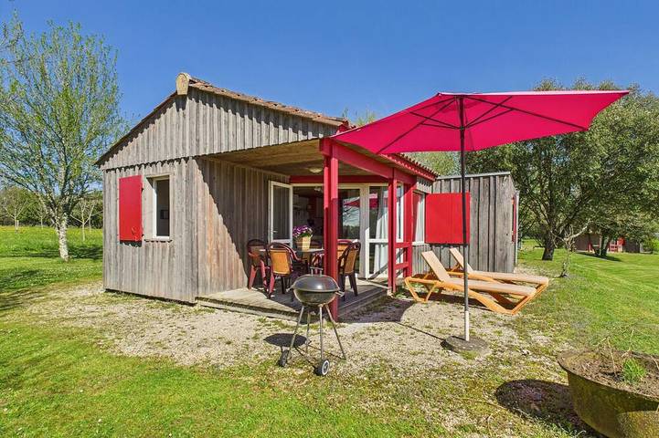 Maison de campagne pour 5 personnes, avec piscine ainsi que terrasse et jardin, animaux acceptés à Salignac-Eyvigues