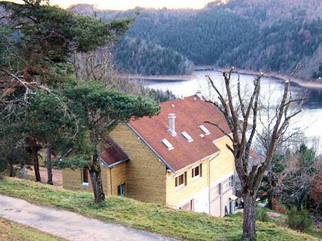 Gîte pour 15 personnes, avec Terrasse et Vue sur le lac dans Roffiac