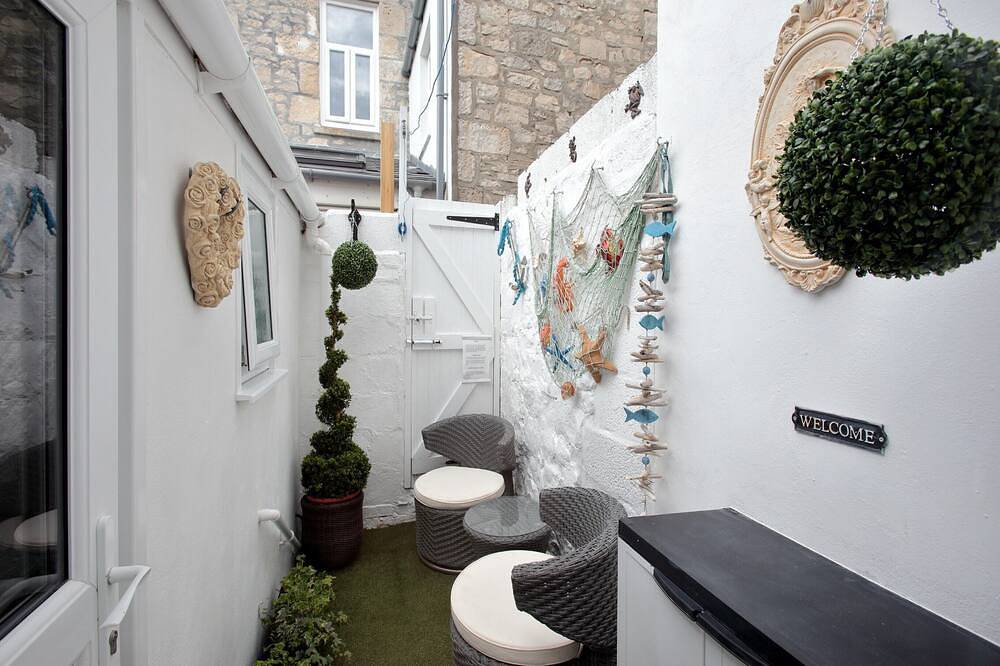 Beautiful, family friendly Cottage with sea views of Chesil Beach in Fortuneswell, Isle of Portland