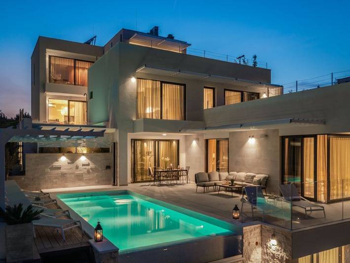 Villa for 8 people, with sauna and pool as well as ocean view and garden in Tisno