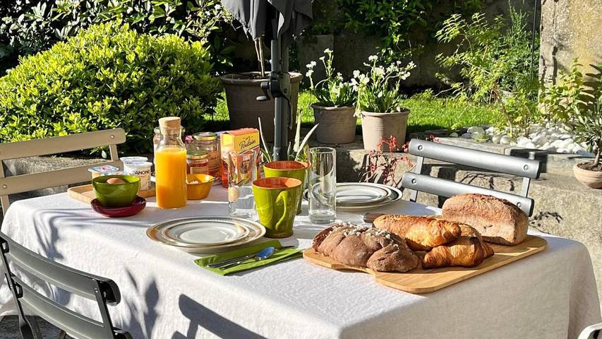 Chambre d’hôte pour 4 personnes, avec vue ainsi que piscine et jardin à Robion - 2
