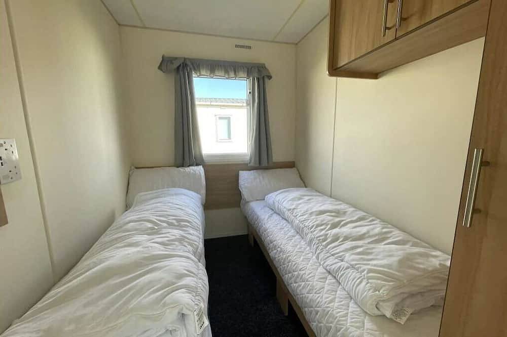 3 Bed Caravan Sleeps 8 - Parking, Bbq, Pool in Clacton-on-Sea, Essex