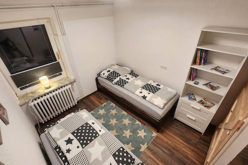 Ganze Wohnung, Große Familien-Ferienwohnung (100 m²) nahe Spo – Hunde willkommen 1000m2 Garten in Poppenbüll, Eiderstedt