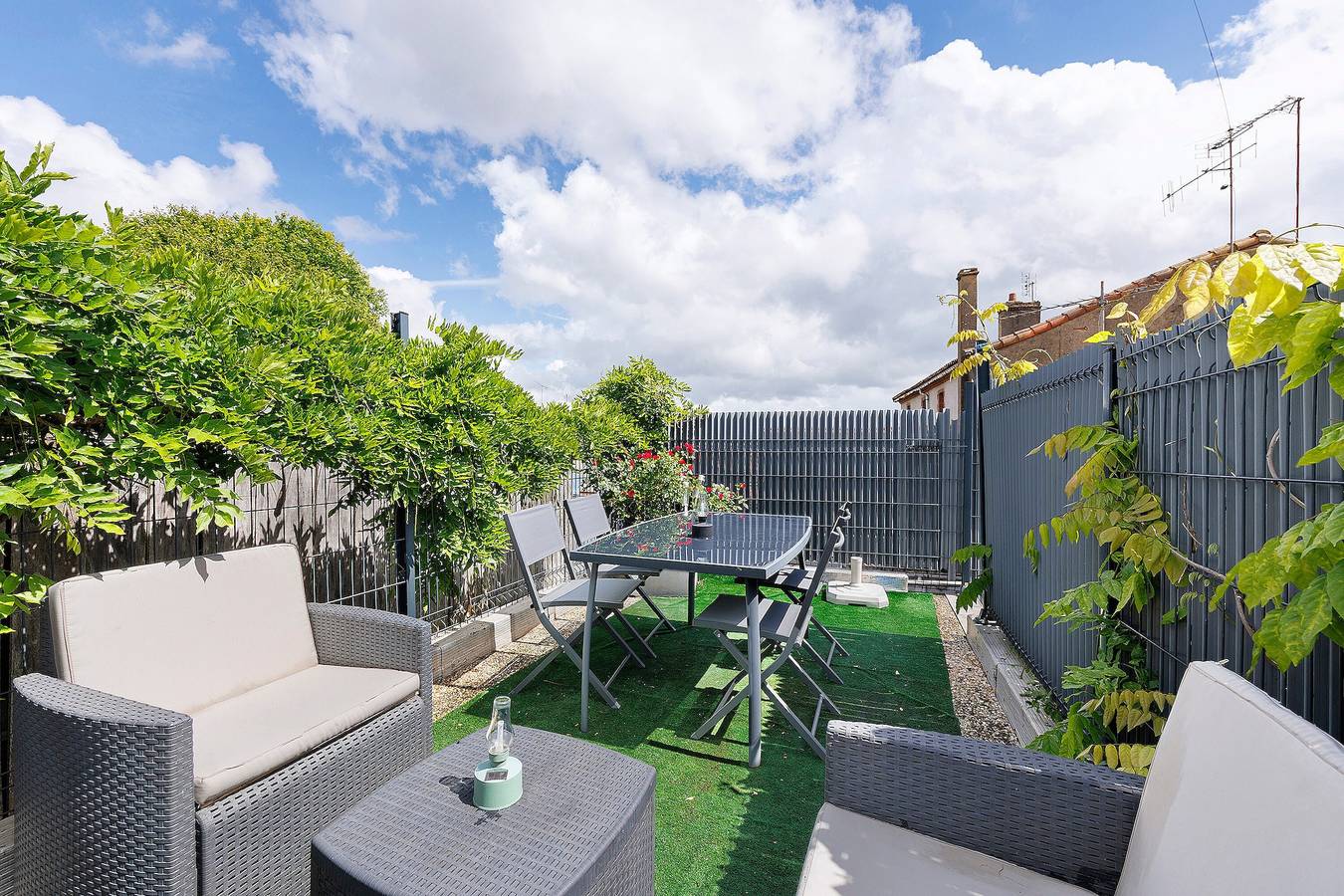 Appartement entier, Appartement « Les Glycines N2 » avec terrasse privée, balcon et Wi-Fi in Les Epesses, Vallée de la Loire