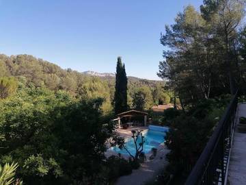 Gîte pour 6 personnes, avec vue ainsi que piscine et jardin à La Bouilladisse