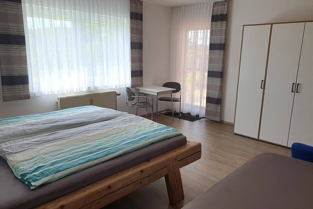 Ganze Wohnung, Geräumige Ferienwohnung (108 qm) für bis zu 5 Personen mit eigener Terrasse in Thanstein, Naturpark Oberpfälzer Wald