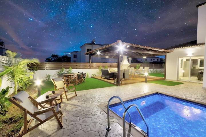 Ferienhaus für 10 Personen, mit Balkon und Whirlpool sowie Terrasse und Garten in Ayia Napa - 2