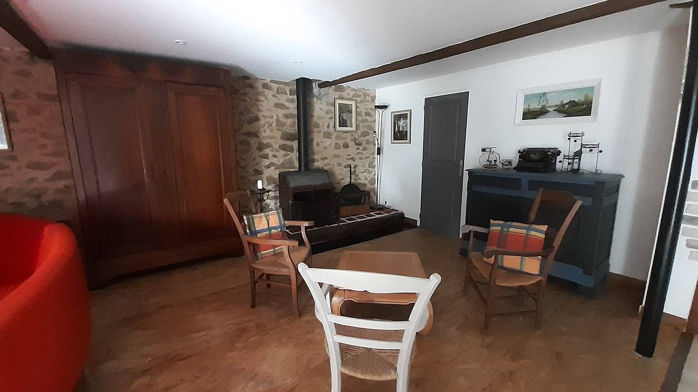 Chambres et tables d'hôtes La Maillitardaise - Chambre rouge et jaune in Saint-Pierre-de-Fursac, Région de Guéret