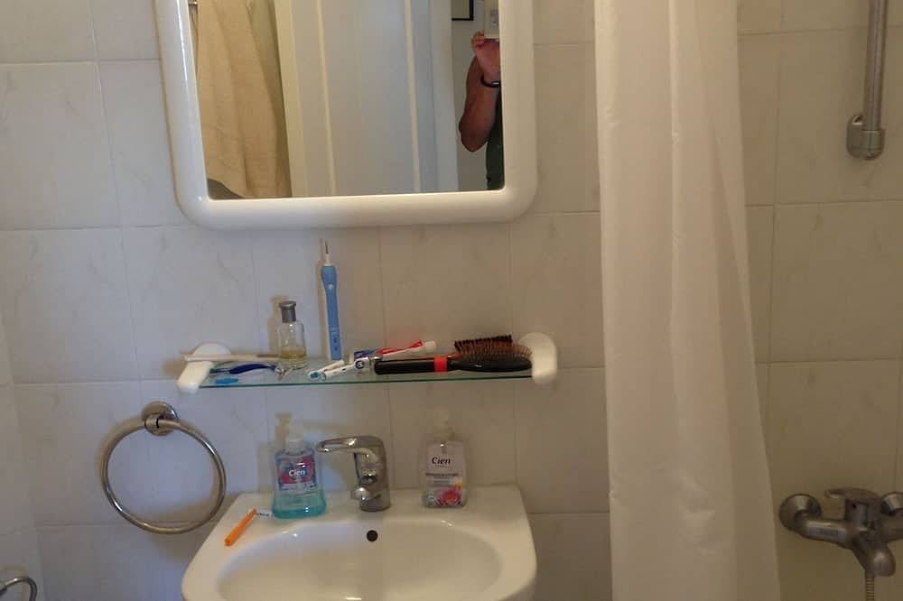 Entire apartment, Apartment in Kings Palace with a sunset view and an easy walk to Venus Beach in Paphos, South Cyprus