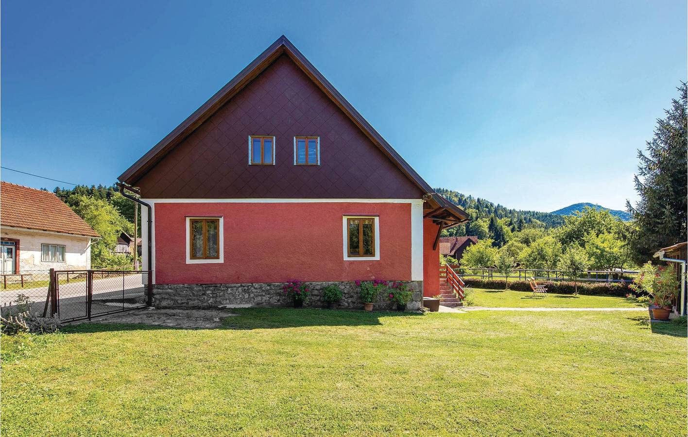 Gemütliche 100 m² große Ferienwohnung mit Terrasse in der Nähe von Brod na Kupi und dem Fluss Kupica in Delnice, Primorje-Gorski Kotar