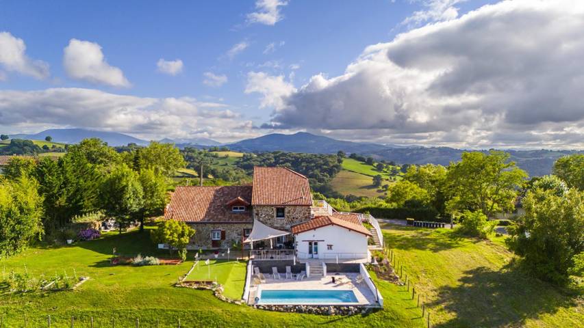 Chambre d’hôte pour 2 personnes, avec Terrasse et Jacuzzi ainsi que Jardin et Piscine au Pays basque