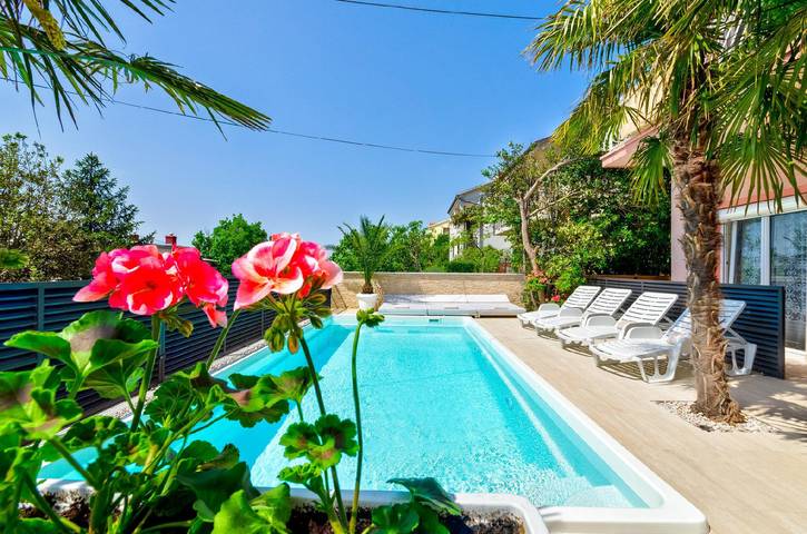 Vakantiewoning voor 8 personen, with tuin and whirlpool as well as zwembad and balkon in Crikvenica