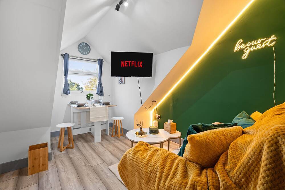 Entire apartment, Cozy 2-Bed Attic | 5 Mins to Bhx Airport & Nec in Solihull, Birmingham Area