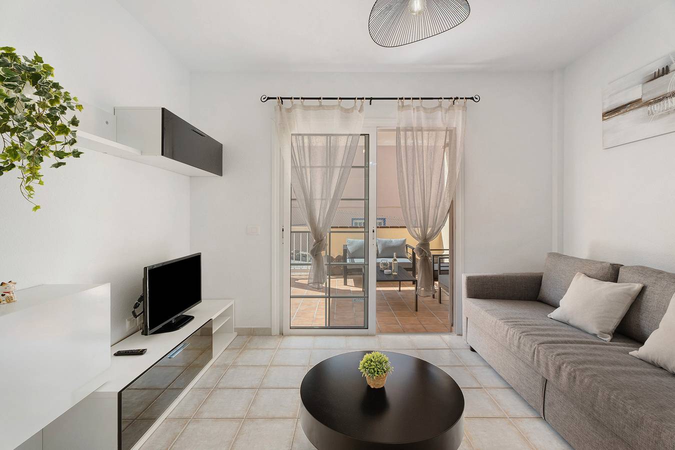 Entire apartment, Holidays 'Chayofa' with Mountain and Sea Views, Shared Pool and Private Terrace in Chayofa, Arona
