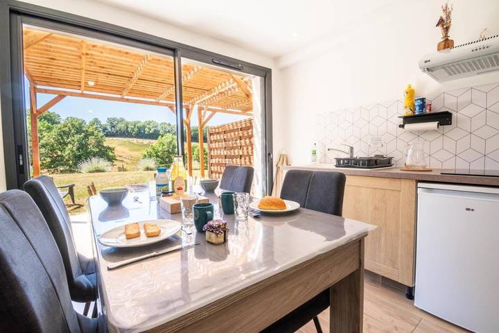 Location de vacances pour 3 personnes, avec jardin ainsi que jacuzzi et piscine à Montrozier - 2