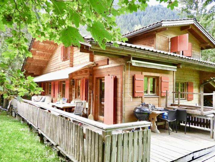Ferienhaus für 8 Personen, mit Terrasse und Garten in Lauenen