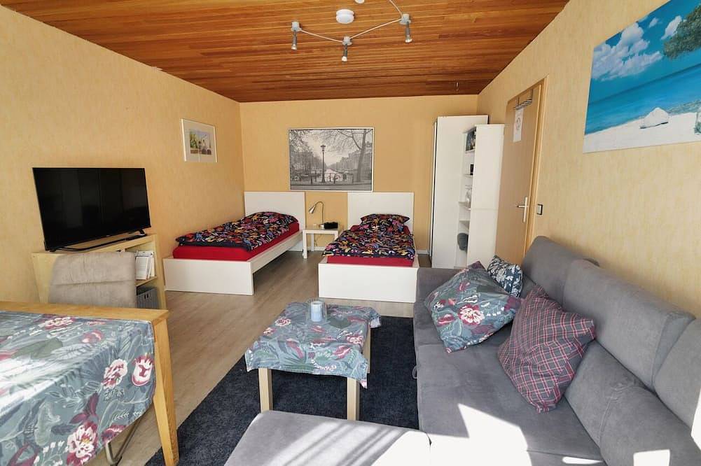 Ganze Wohnung, Blaues Doppelzimmer, 25 qm, mit Gemeinschaftsbad und Terrasse in Hofheim, Main-Taunus-Kreis