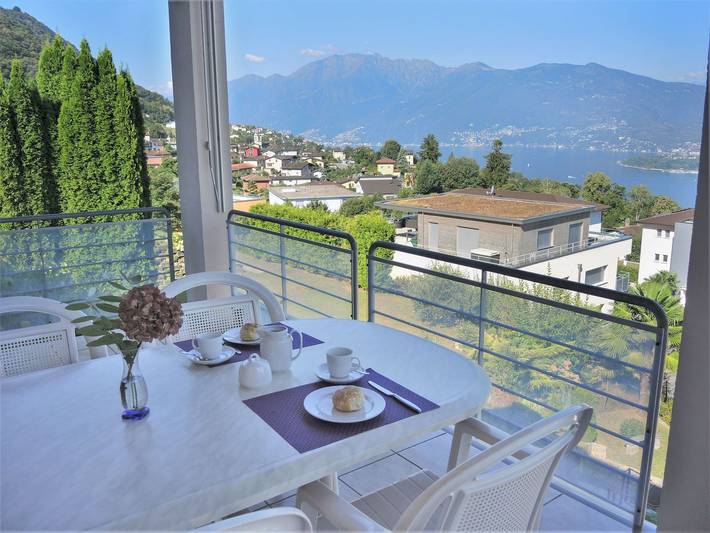Ferienwohnung für 6 Personen, mit Balkon und Terrasse sowie Pool und Seeblick in Piazzogna