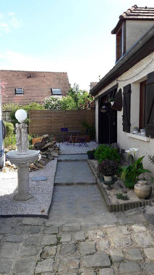 La Maison Du Bonheur in Saintry-sur-Seine, Essonne