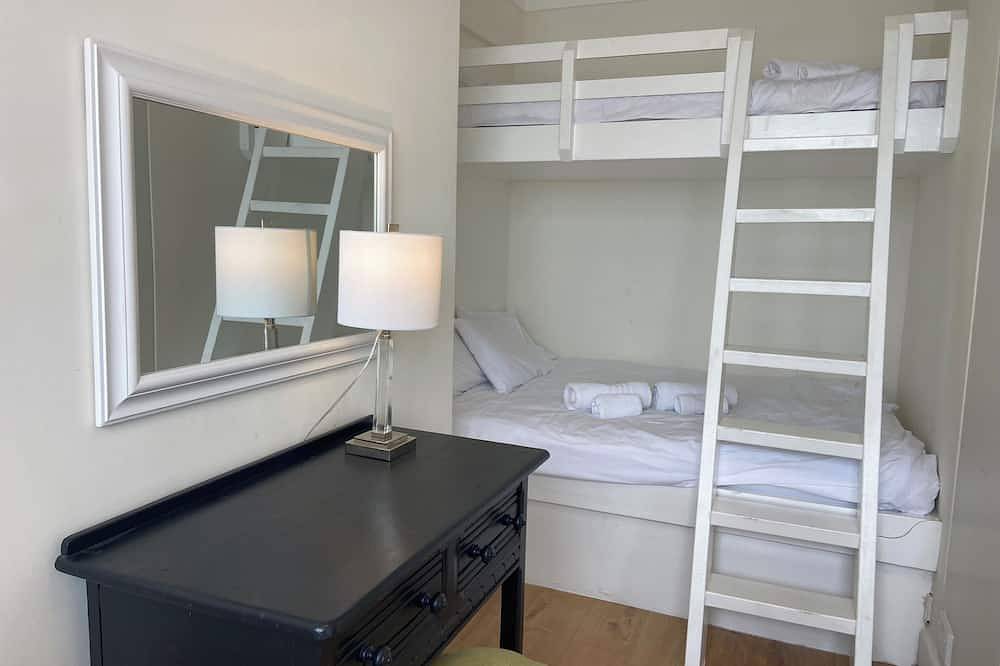 Flat 7 Sand Acres, family friendly in Canford Cliffs in Sandbanks, Poole