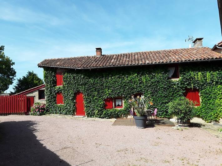 Gîte pour 3 personnes, avec jardin, animaux acceptés dans Jalogny