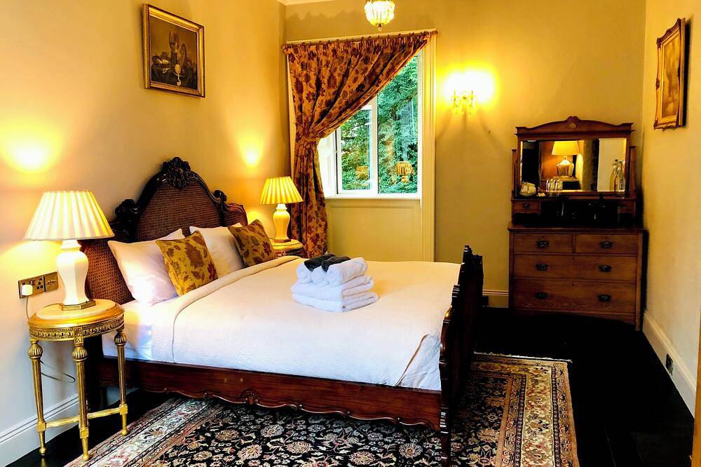 Stunning historic manor house with Wifi near charming Nenagh in Nenagh, County Tipperary