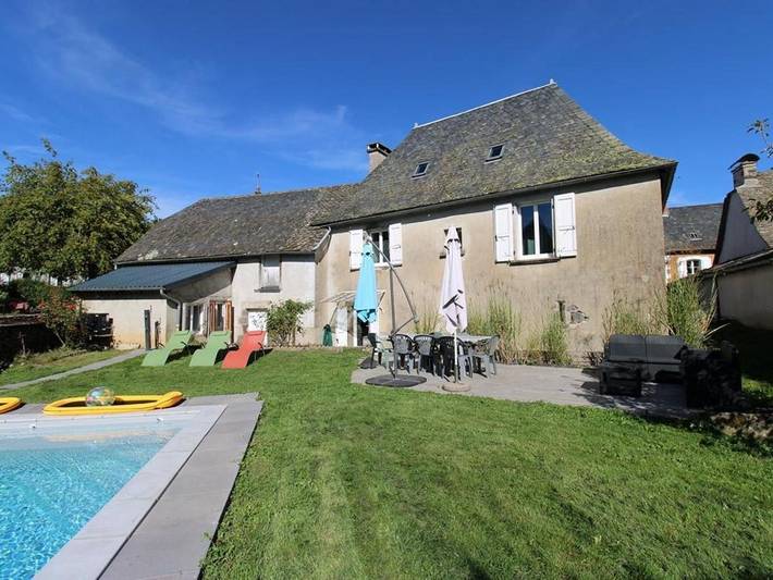 Location de vacances pour 6 personnes, avec jardin et piscine à Pleaux