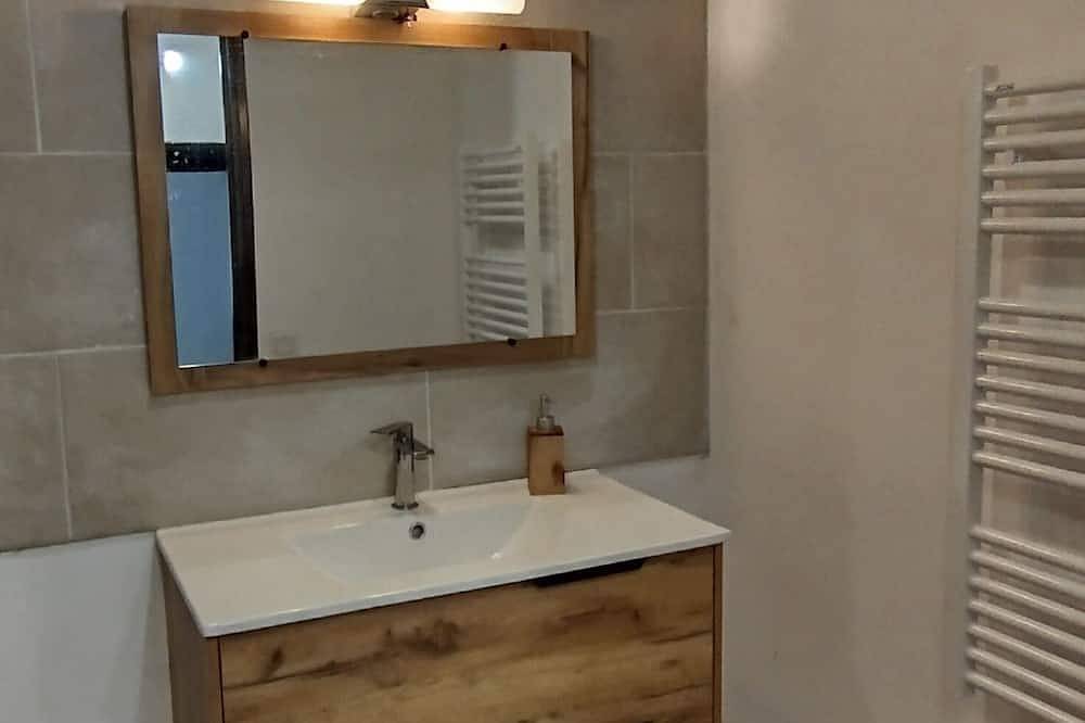 Entire apartment, Mountain cabin near Lake Annecy. Ideal for couples and families. No pets allowed. in Saint-Ferréol, Annecy region