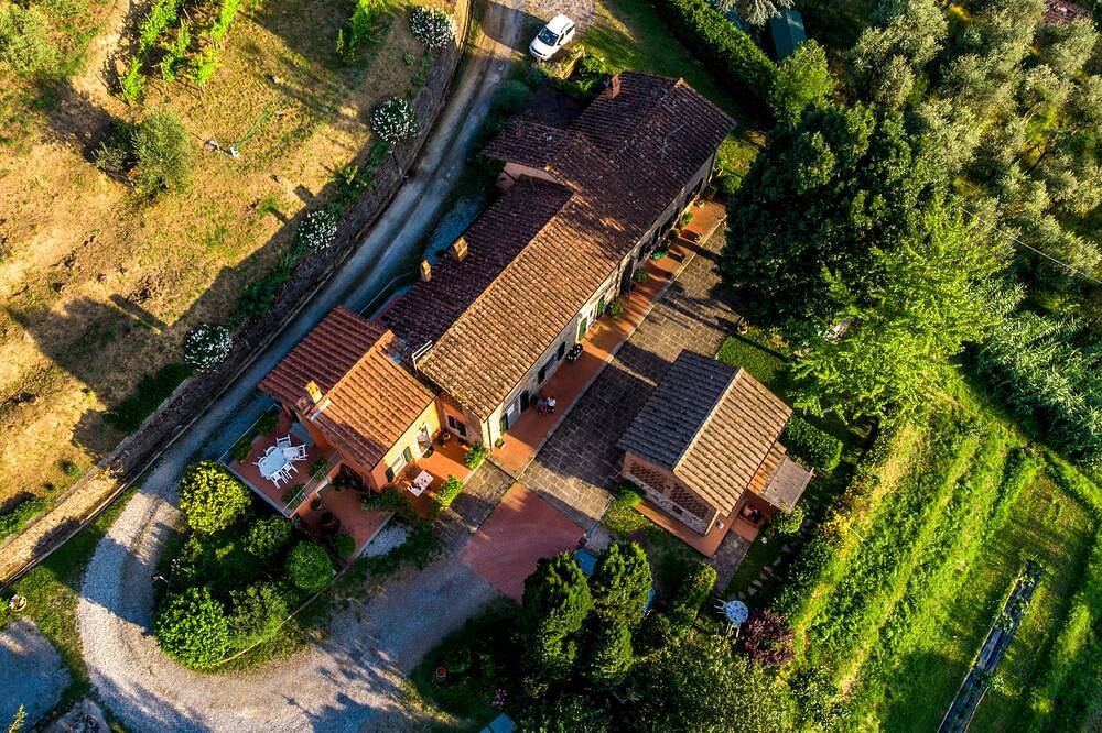 Romantic independent country house with garden, between Lucca and Florence in Massa e Cozzile, Pistoia Provinz