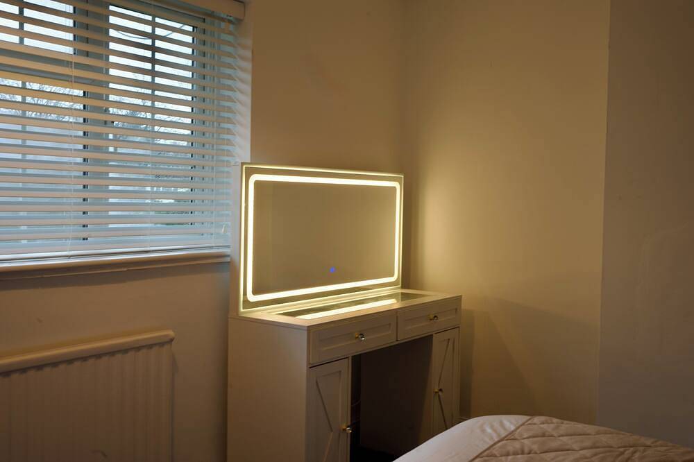 Luxury 3-Bed Retreat Near Gatwick | Media Wall Fire Place, Garden & Free Parking in Crawley, West Sussex