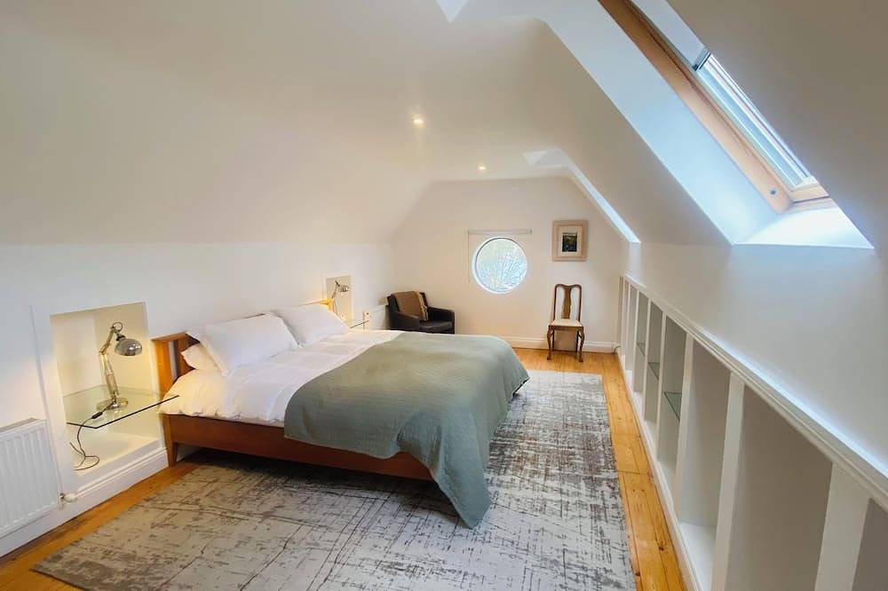 Beeindruckendes, modernes Ferienhaus in einem Dorf am See in Nenagh, Lough Derg