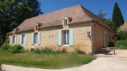 Gîte pour 5 personnes, avec terrasse ainsi que piscine et jardin à Peyzac-le-Moustier