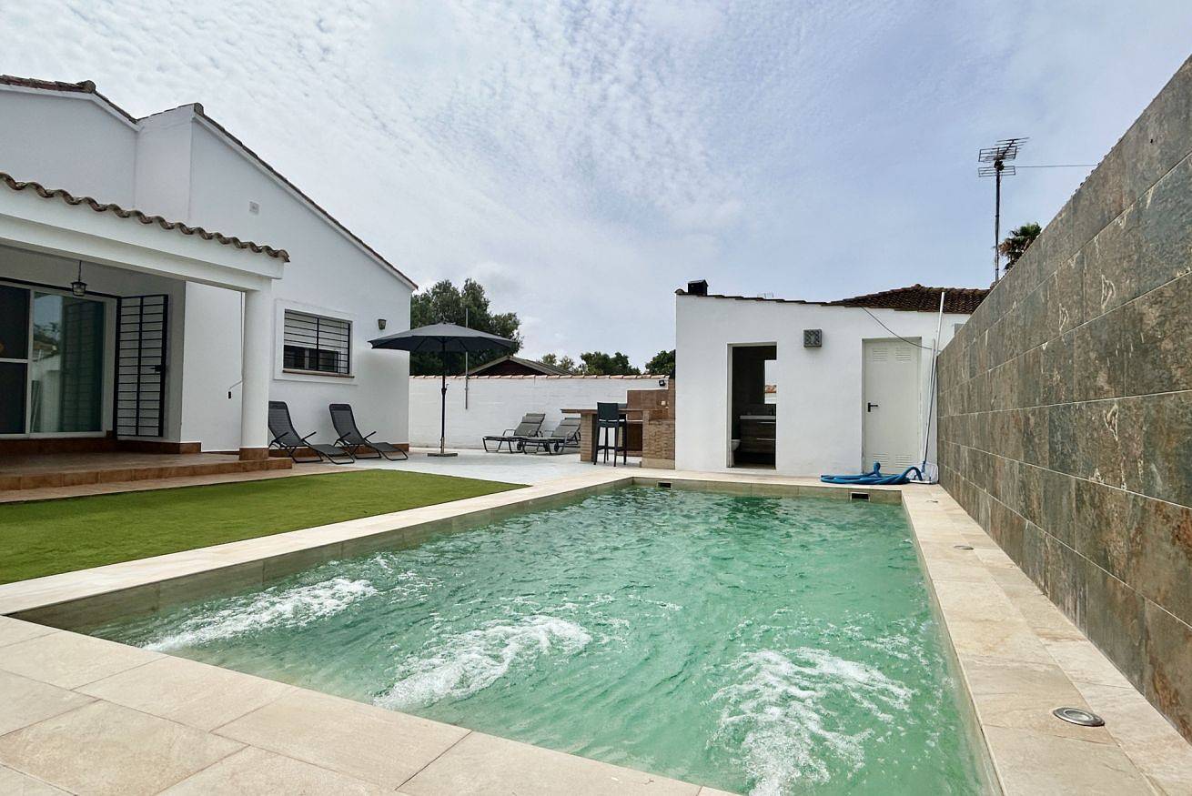 Apartamento entero, ☀️ Chalet Moderno con Piscina Privada y Bbq in Novo Sancti Petri, Chiclana de la Frontera