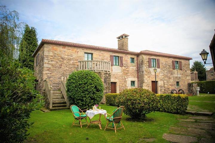 Maison de campagne pour 10 personnes, avec Balcon et Terrasse ainsi que Jardin et Piscine à Curtis