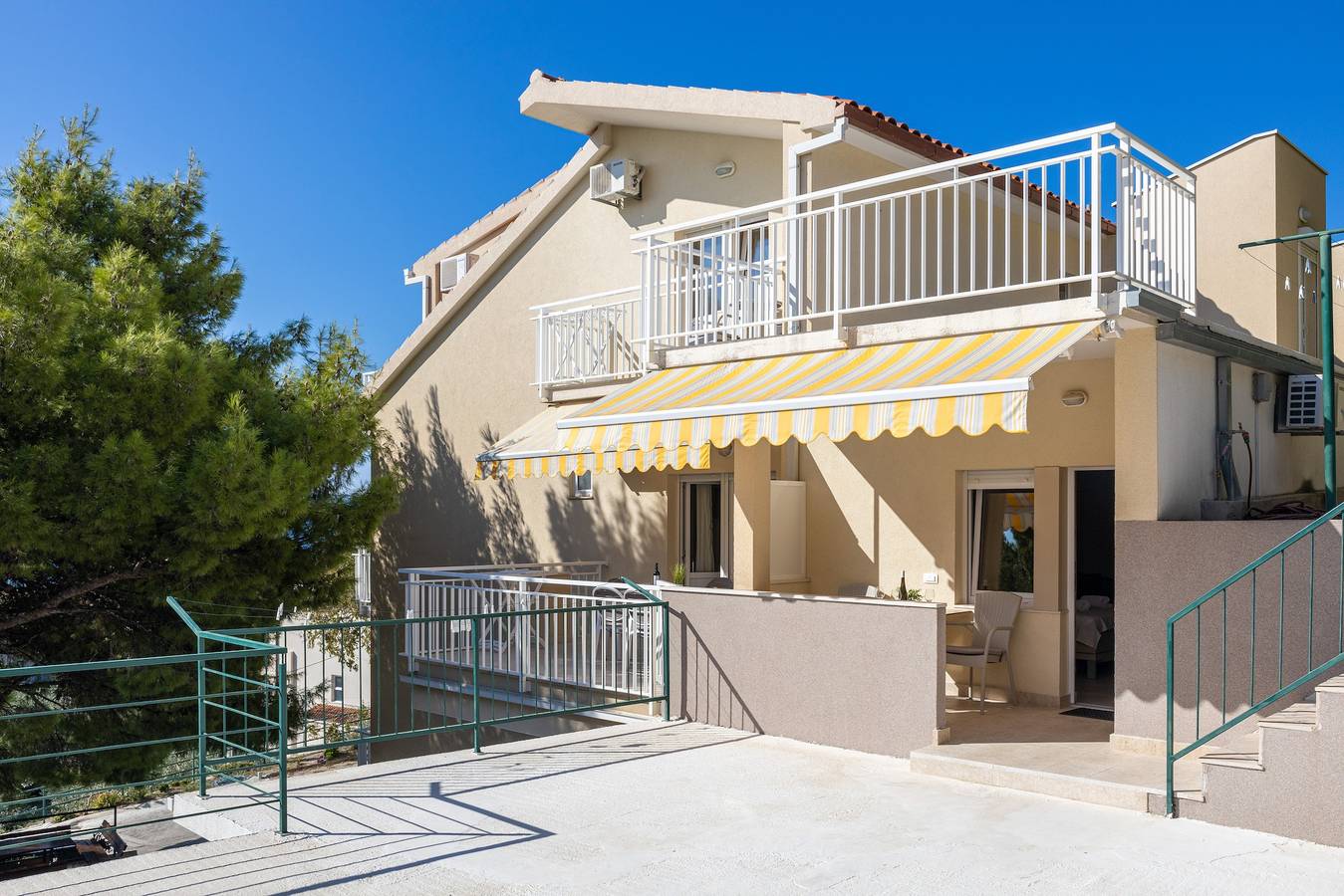 Ganze Wohnung, Studio Appartement mit Terrasse und Meerblick Duce, Omis As-946-f in Dugi Rat, Omis-Riviera
