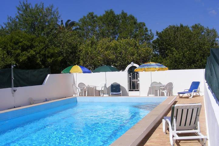 Ferienhaus für 6 Personen, mit Whirlpool und Terrasse sowie Garten in Estoi