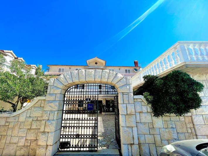 Ganze Wohnung, 2-Zimmer-Ferienwohnung mit Terrasse und Meerblick Jezera, Murter -e in Tisno, Dalmatinische Inseln