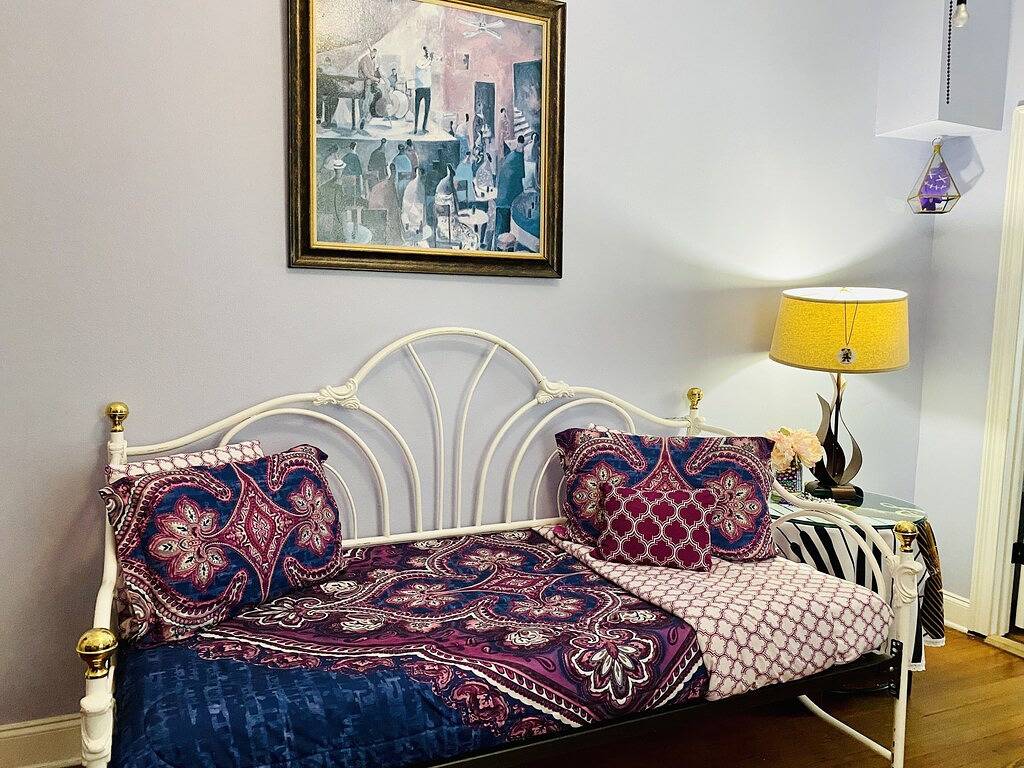 Unique, colorful, fun Midcity home with high ceilings, steps from the top cafés. in New Orleans, Orleans Parish