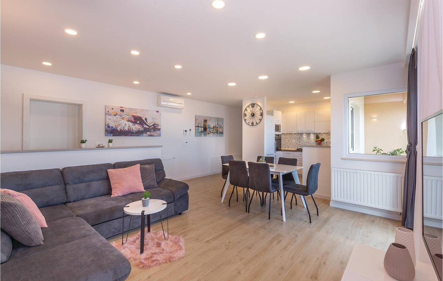 Ganze Ferienwohnung, Gemütliches Apartment mit Meerblick und Terrasse, in der Nähe des Stadtzentrums von Veliko Brdo in Veliko Brdo, Makarska