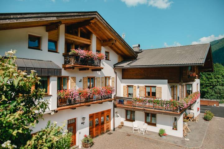 Apartamento inteiro, Apartamento Veilchen 17 com vista para a montanha e Wi-Fi in Santa Valburga d'Ultimo, Ultimo