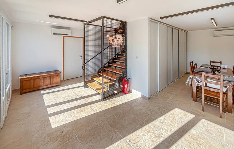 Encantador apartamento de 1 dormitorio cerca del centro de la ciudad, con aparcamiento y wifi in Diou, Allier (desambiguación)